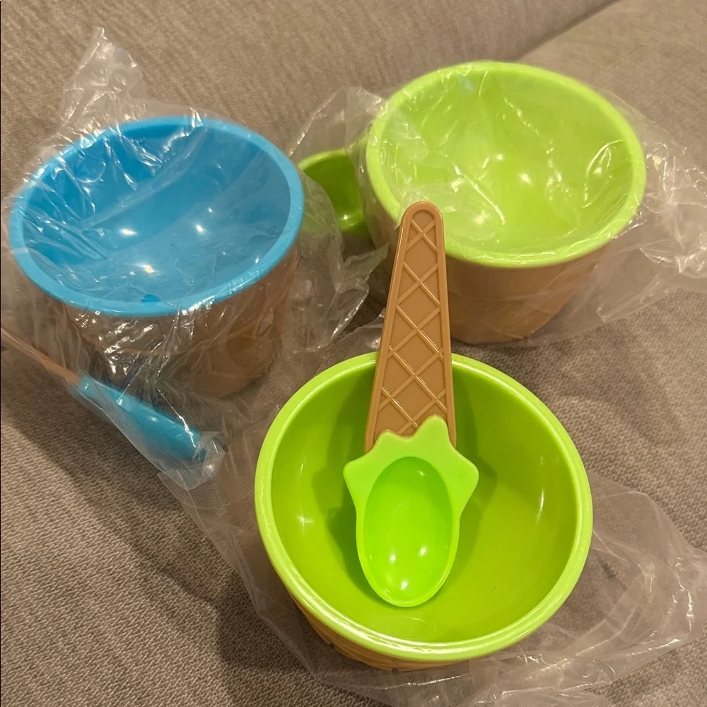 Vibrant Green and Blue Bowl Set with Spoons